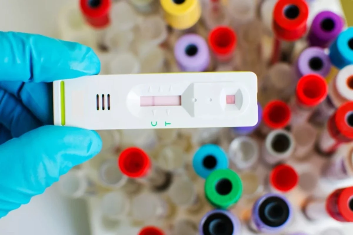 Aby wykryć zakażenie wirusem RSV wystarczy wykonać szybki test, dostępny w aptece bez recepty