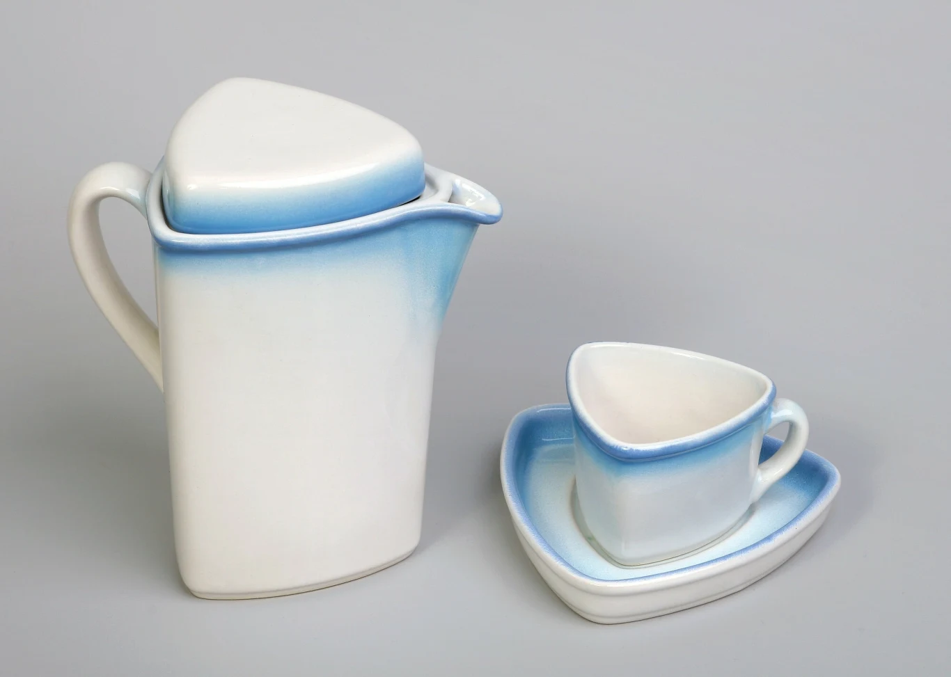 Dzbanek i filiżanka z zestawu do kawy "Trójkąt" z 1987r. Projekt: Janina Bany-Kozłowska, producent: Zakłady Ceramiczne "Bolesławiec"