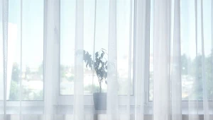 Tego triku na śnieżnobiałe firanki na pewno nie znasz. Więcej nie użyjesz wybielacza