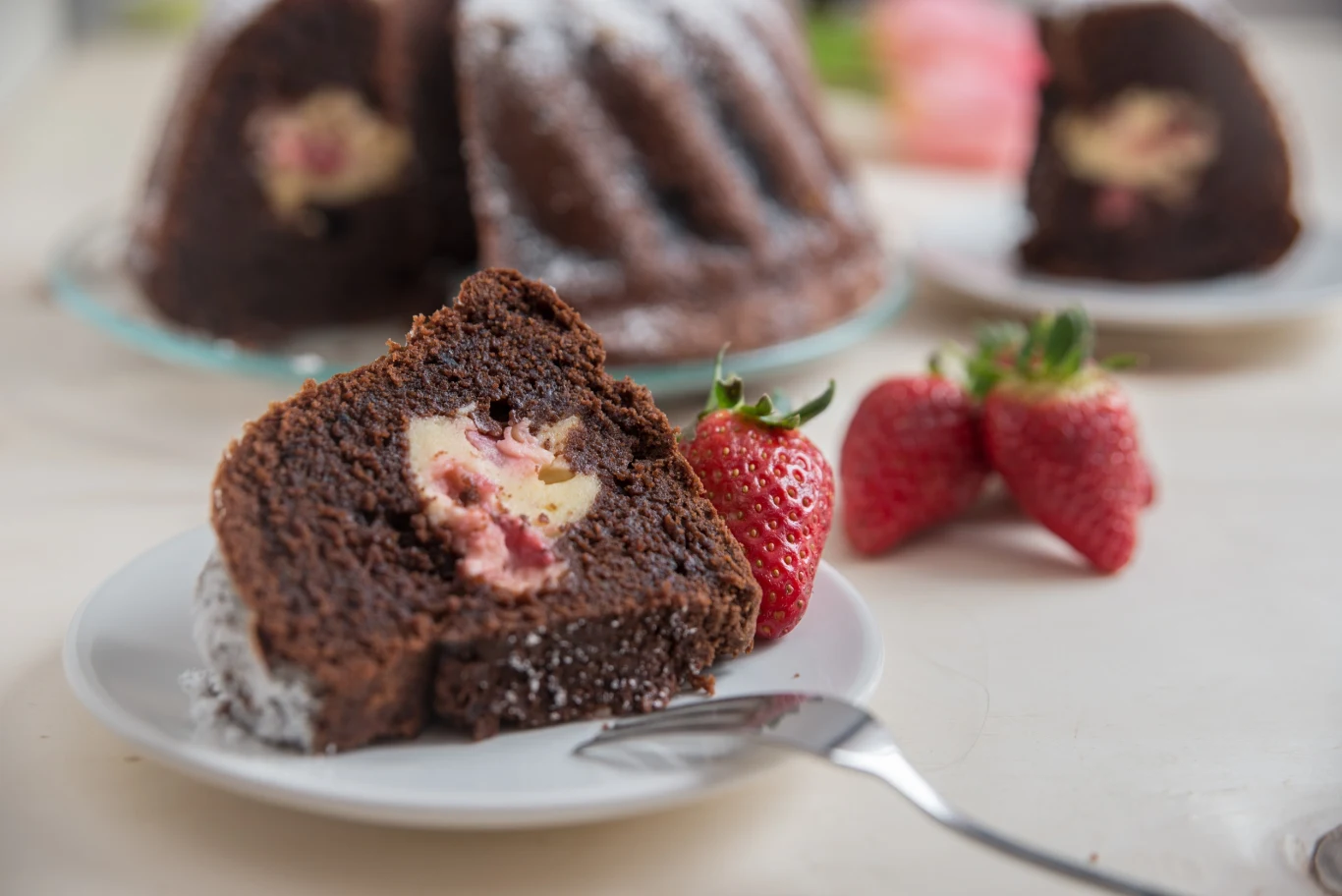 Babka z niespodzianką łączy w sobie wiele pysznych smaków Babka z niespodzianką łączy w sobie wiele pysznych smaków