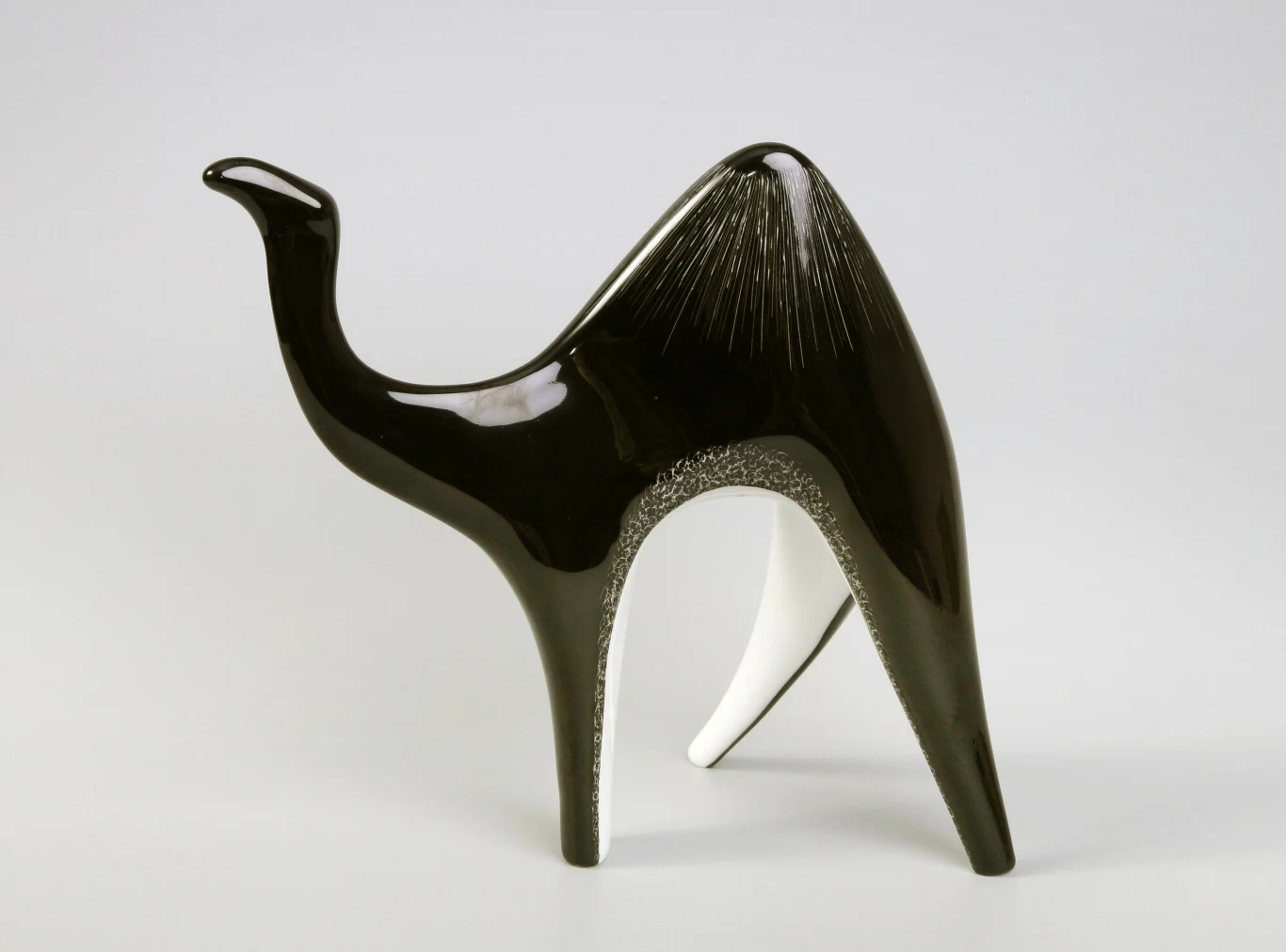 Figurka "Wielbłąd", projekt Lubomir Tomaszewski, rok 1957, producent: Zakłady Porcelany "Ćmielów"
