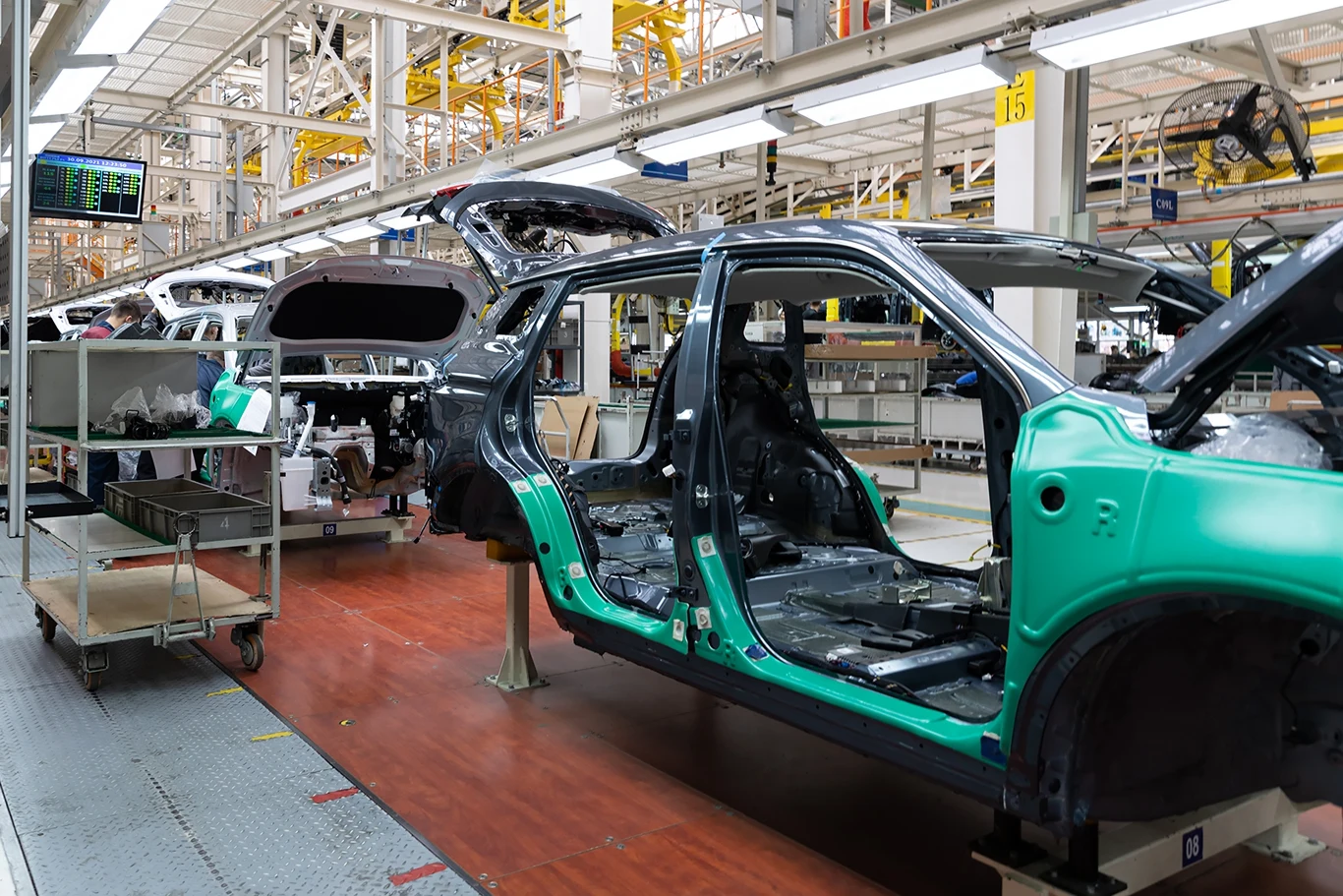 Pracodawca zapewnia umowę o pracę zgodną z niemieckim prawem oraz gwarantowaną liczbę godzin w miesiącu, co w branży produkcyjnej ma kluczowe znaczenie dla stabilności wypłat.