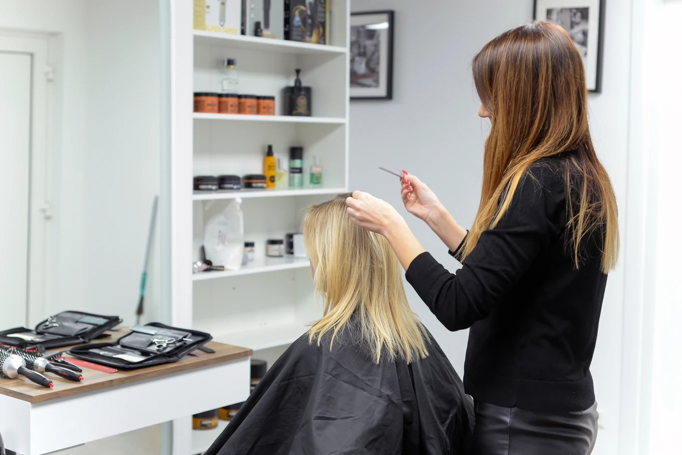 Ta fryzura królowała w latach 90. Teraz ponownie cięcie "C-shape" wraca do łask. Ta fryzura królowała w latach 90. Teraz ponownie cięcie "C-shape" wraca do łask.