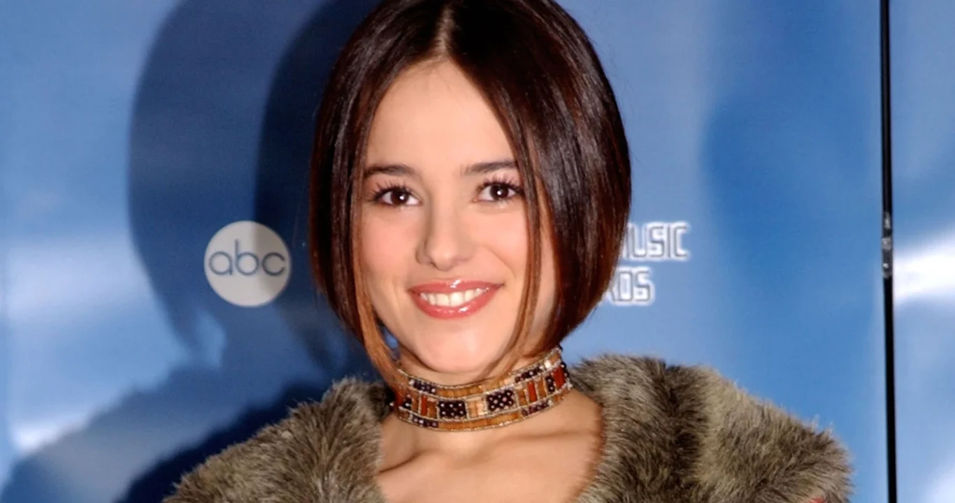 Alizee ponad 20 lat temu zachwycała wszystkich swoją urodą i chwytliwym przebojem Alizee ponad 20 lat temu zachwycała wszystkich swoją urodą i chwytliwym przebojem
