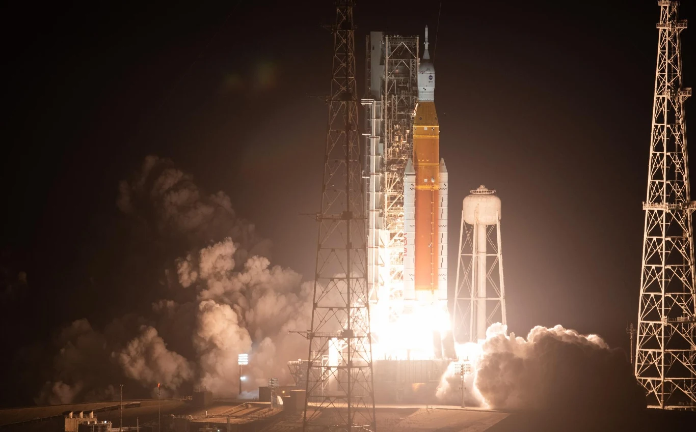 Astronauci NASA polecą w okolice Księżyca w ramach misji Artemis II. W kosmos zostaną wystrzeleni rakietą Space Launch System.