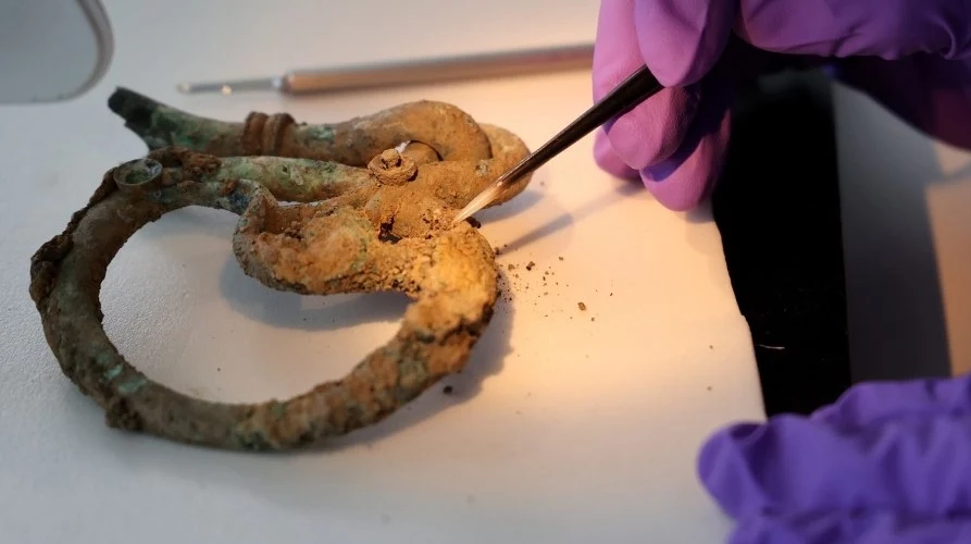 Niezwykłe odkrycie archeologiczne w Wielkiej Brytanii. Ponad 800 artefaktów Niezwykłe odkrycie archeologiczne w Wielkiej Brytanii. Ponad 800 artefaktów