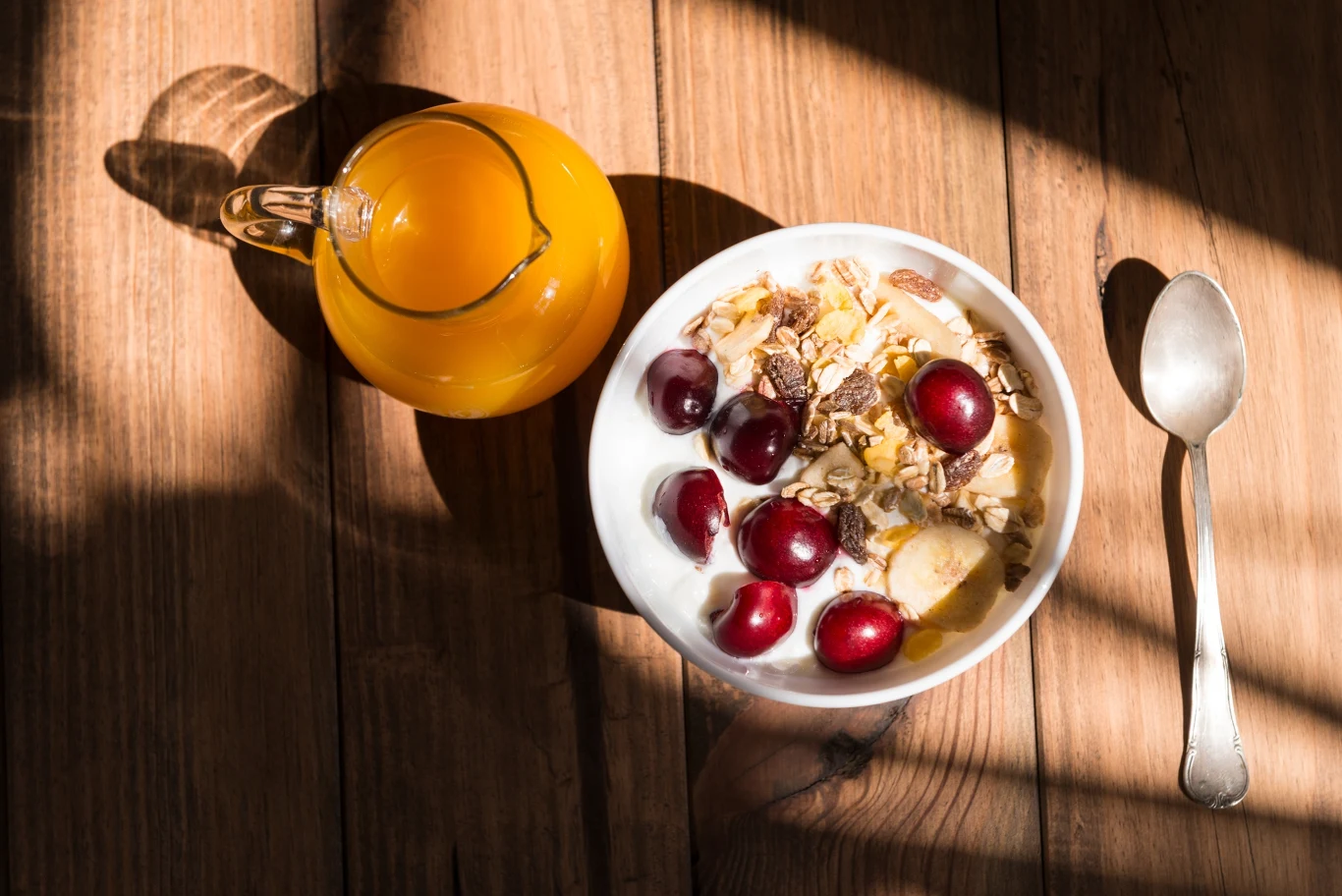 Wiśnie, płatki owsiane i jogurt są dobre przed snem. Dorzuć do posiłku, a zaśniesz naturalnie i spokojnie