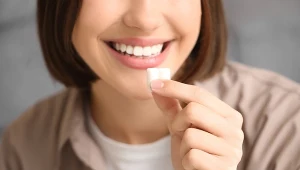 Nadmierne żucie gumy może nieść ze sobą zdrowotne skutki uboczne