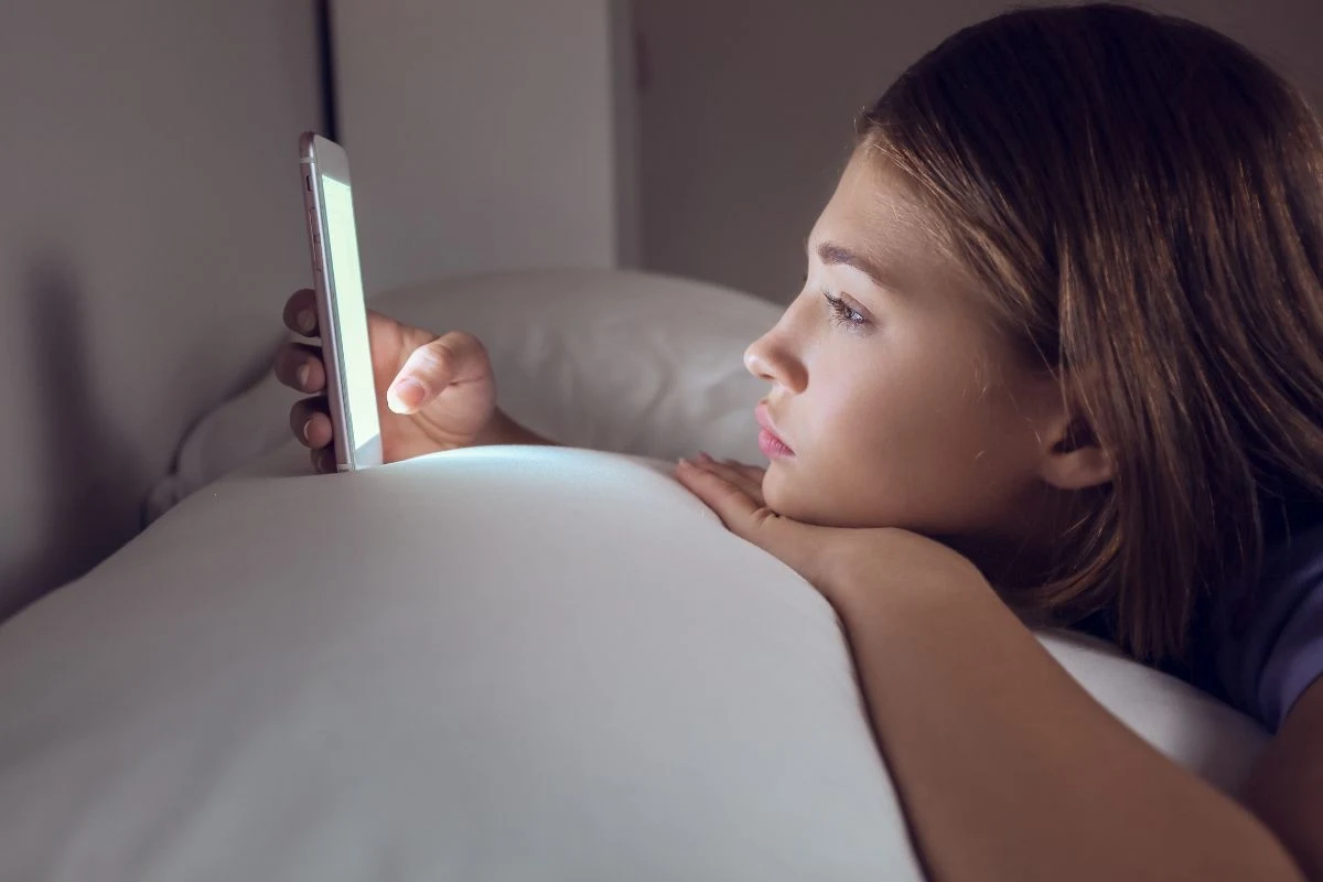 Scrollowanie i przymus reagowania na każde wyskakujące powiadomienie może prowadzić do stanu popcorn brain