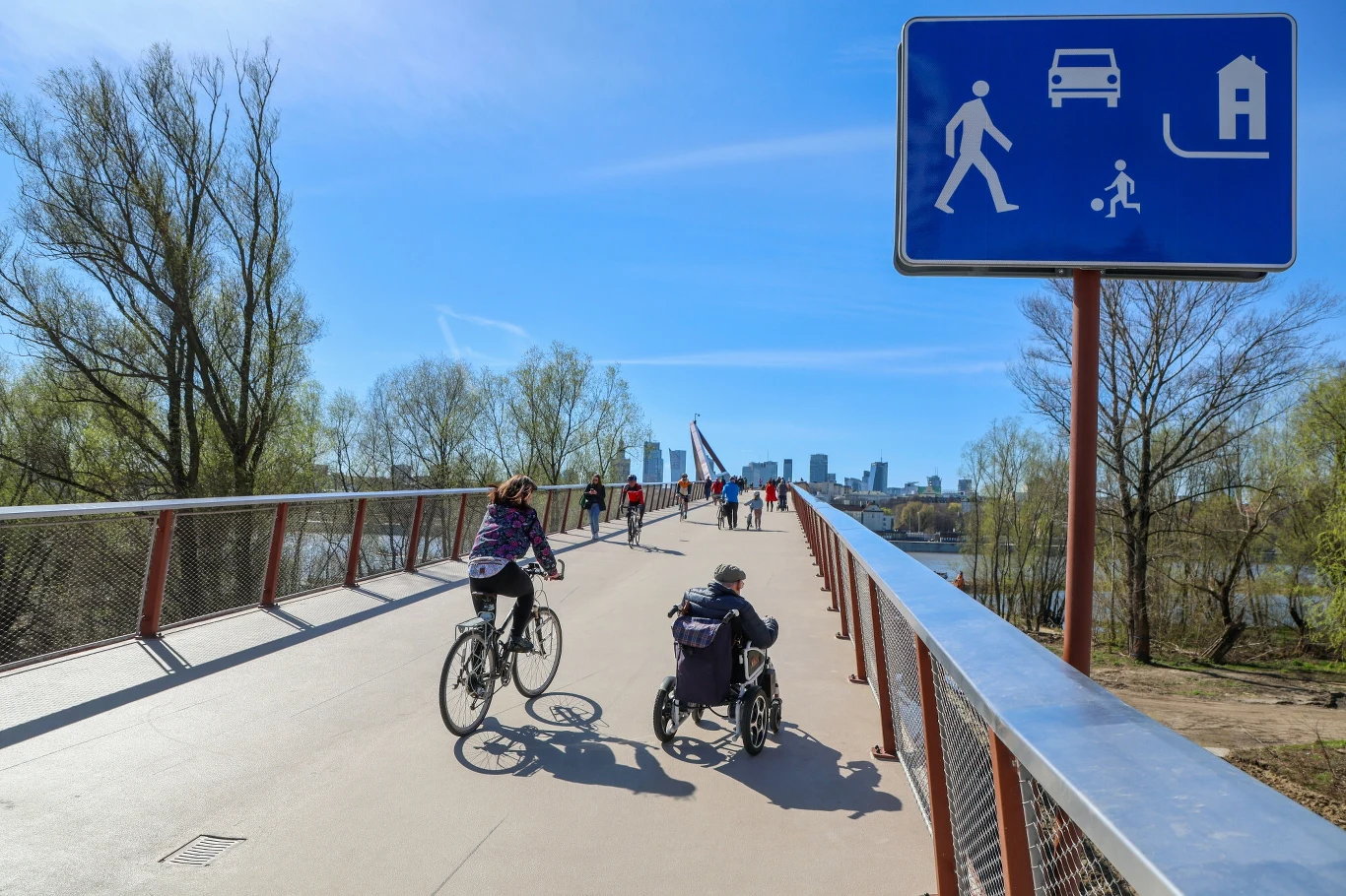 Nieprzestrzeganie zasad w strefie zamieszkania to nie tylko ryzyko odholowania pojazdu.