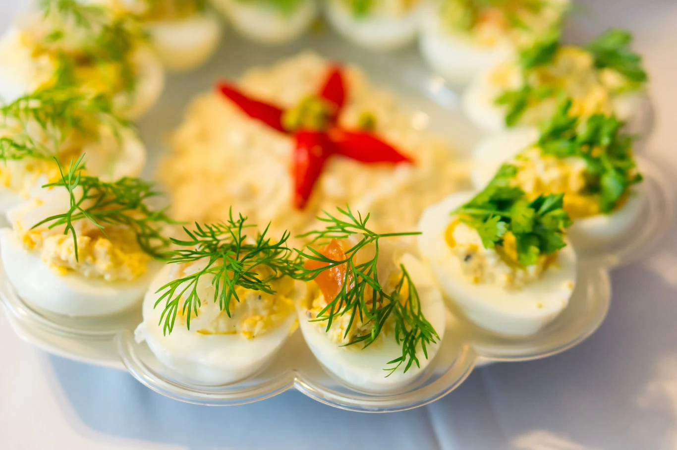 Jajka faszerowane to pomysł na pyszne danie idealne na wielkanocny stół Jajka faszerowane to pomysł na pyszne danie idealne na wielkanocny stół