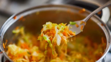 Z młodej kapusty można przygotować doskonały bigos