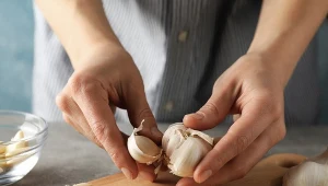 Kiedy dodajesz czosnek do gotowania? Moment wpływa na smak i właściwości