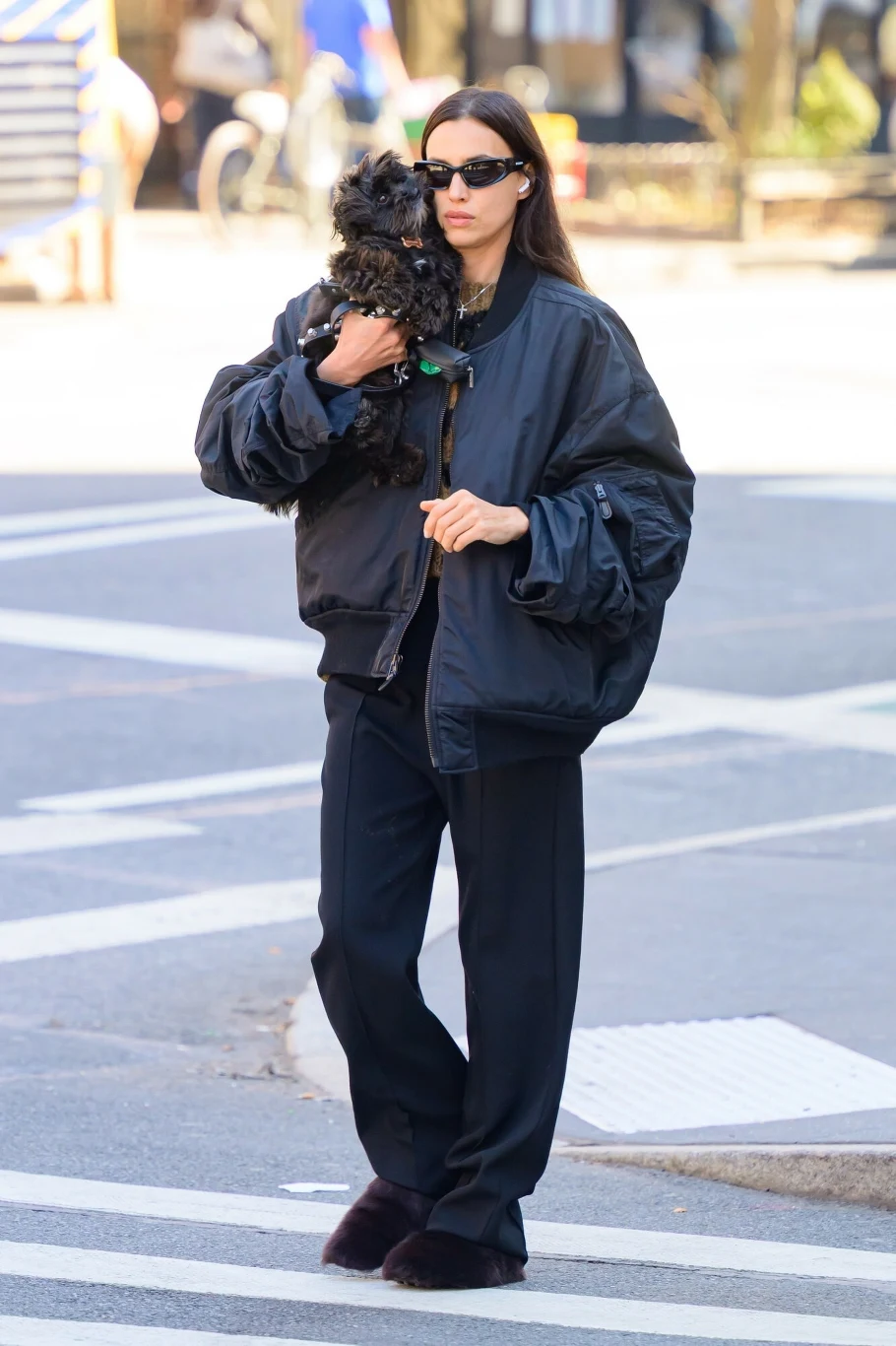 Irina Shayk w czarnej, klasycznej bomberce 
