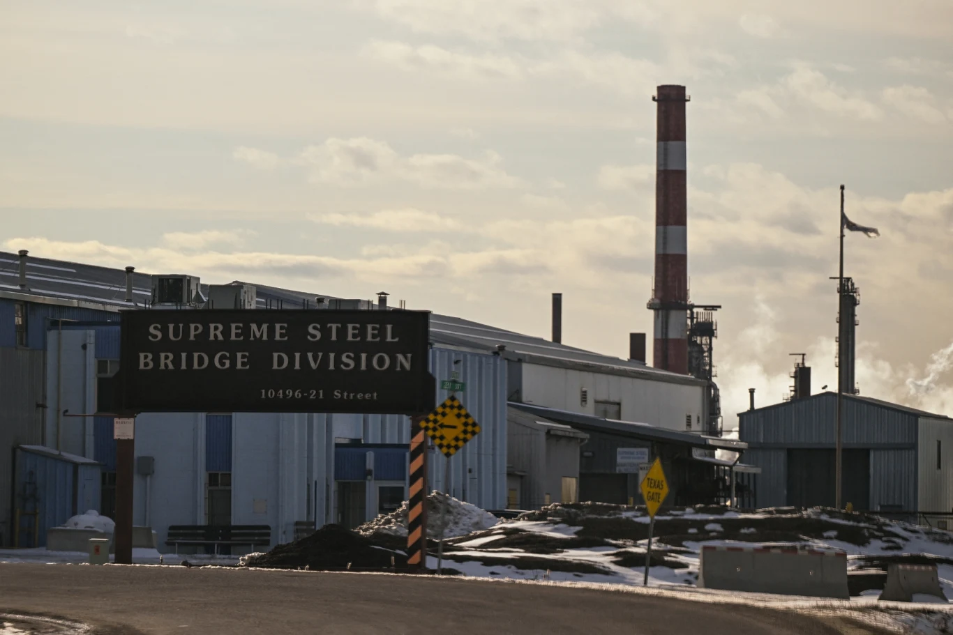 Zakłady produkujące stal i aluminium w Kanadzie zwalniają. Na zdj. Supreme Steel Bridge Division Zakłady produkujące stal i aluminium w Kanadzie zwalniają. Na zdj. Supreme Steel Bridge Division