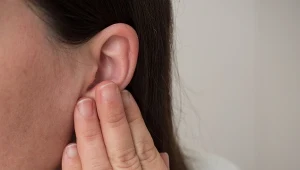 Szumy uszne mogą mieć związek m.in. ze stresem, niewyspaniem i ekspozycją na głośne dźwięki