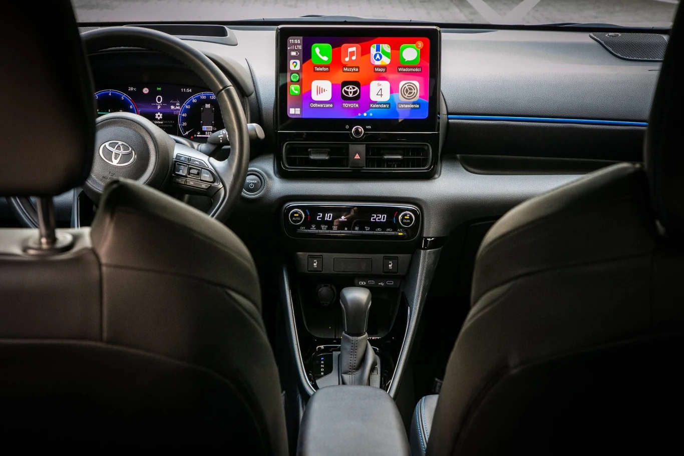 Toyota Yaris dostępna jest łącznie w sześciu wersjach wyposażenia.