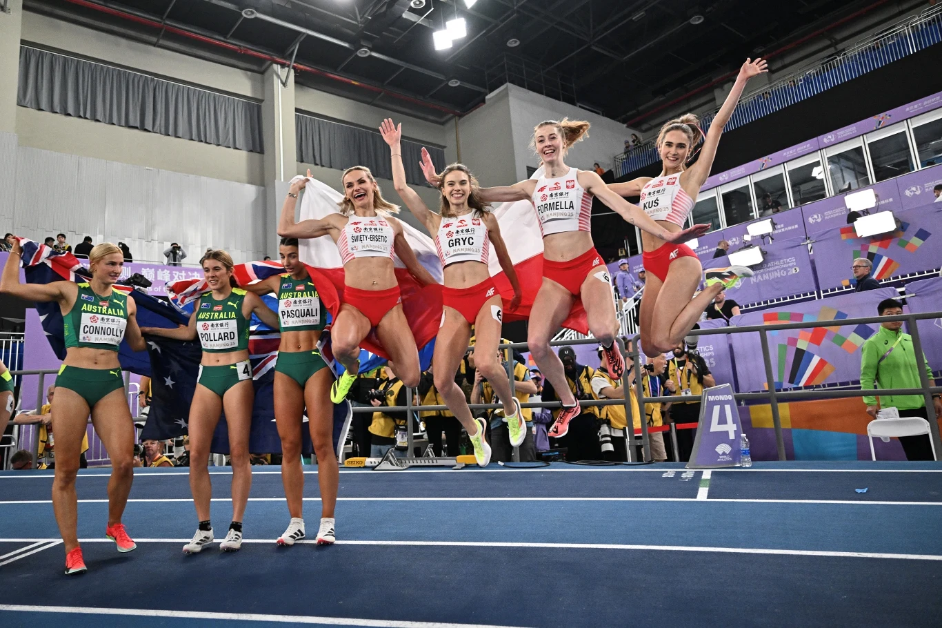 Justyna Święty-Ersetic, Aleksandra Formella, Anastazja Kuś, Anna Maria Gryc po zdobyciu medalu w Chinach