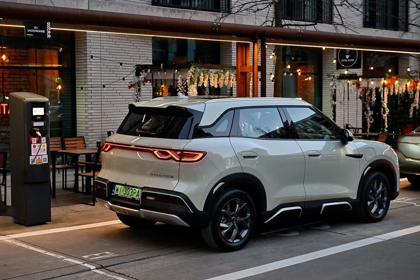 Ceny BYD Atto 2 startują od 129 900 zł. Samochód objęty jest również programem dopłat "NaszEauto". Ceny BYD Atto 2 startują od 129 900 zł. Samochód objęty jest również programem dopłat "NaszEauto".