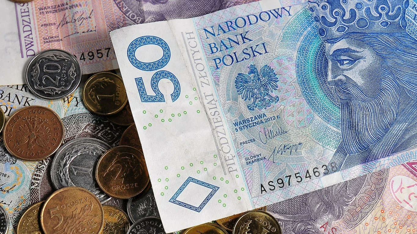 ZUS już wysyła 650 zł. Świadczenie dają bez pytania o wiek pieniądze