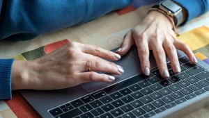 Praca zdalna pod kontrolą. W USA pytają nawet o wyjścia do toalety