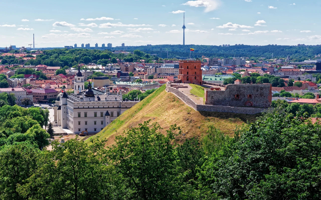 Odbudowany Zamek Dolny i pozostałości Zamku Górnego z Basztą Giedymina