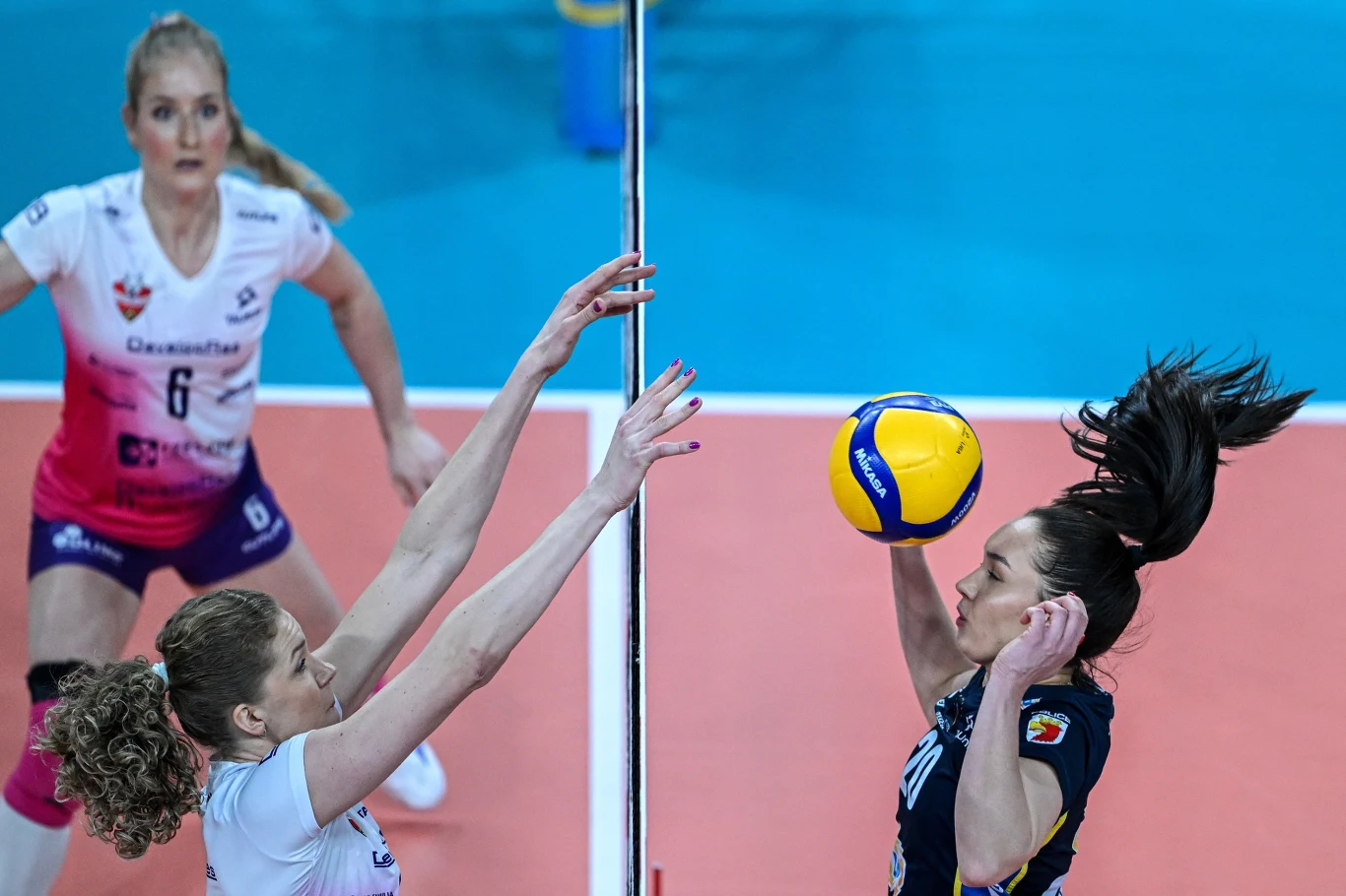 Agnieszka Korneluk przy siatce Agnieszka Korneluk przy siatce