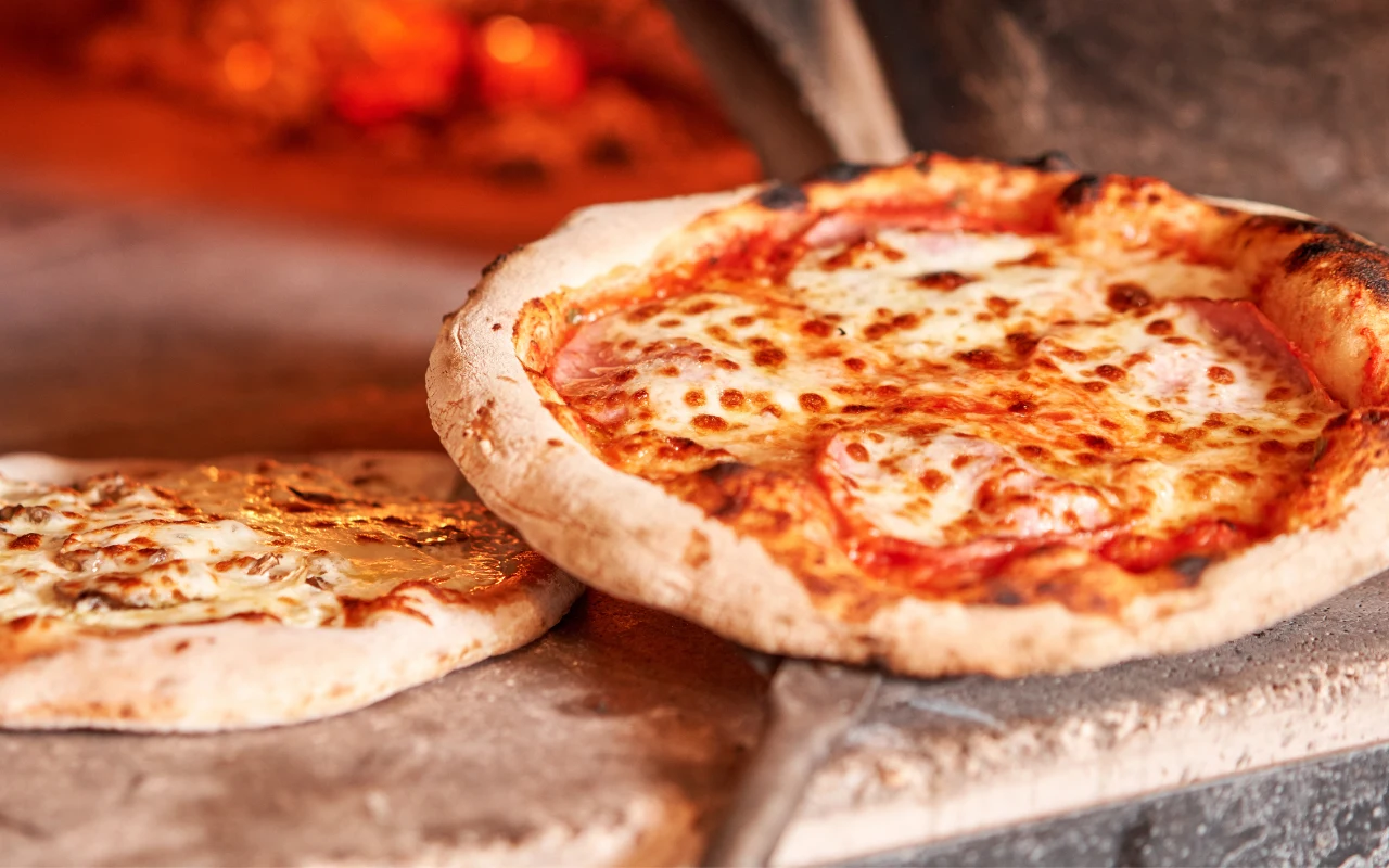 Domowa pizza smakuje każdemu Pizza napoletana