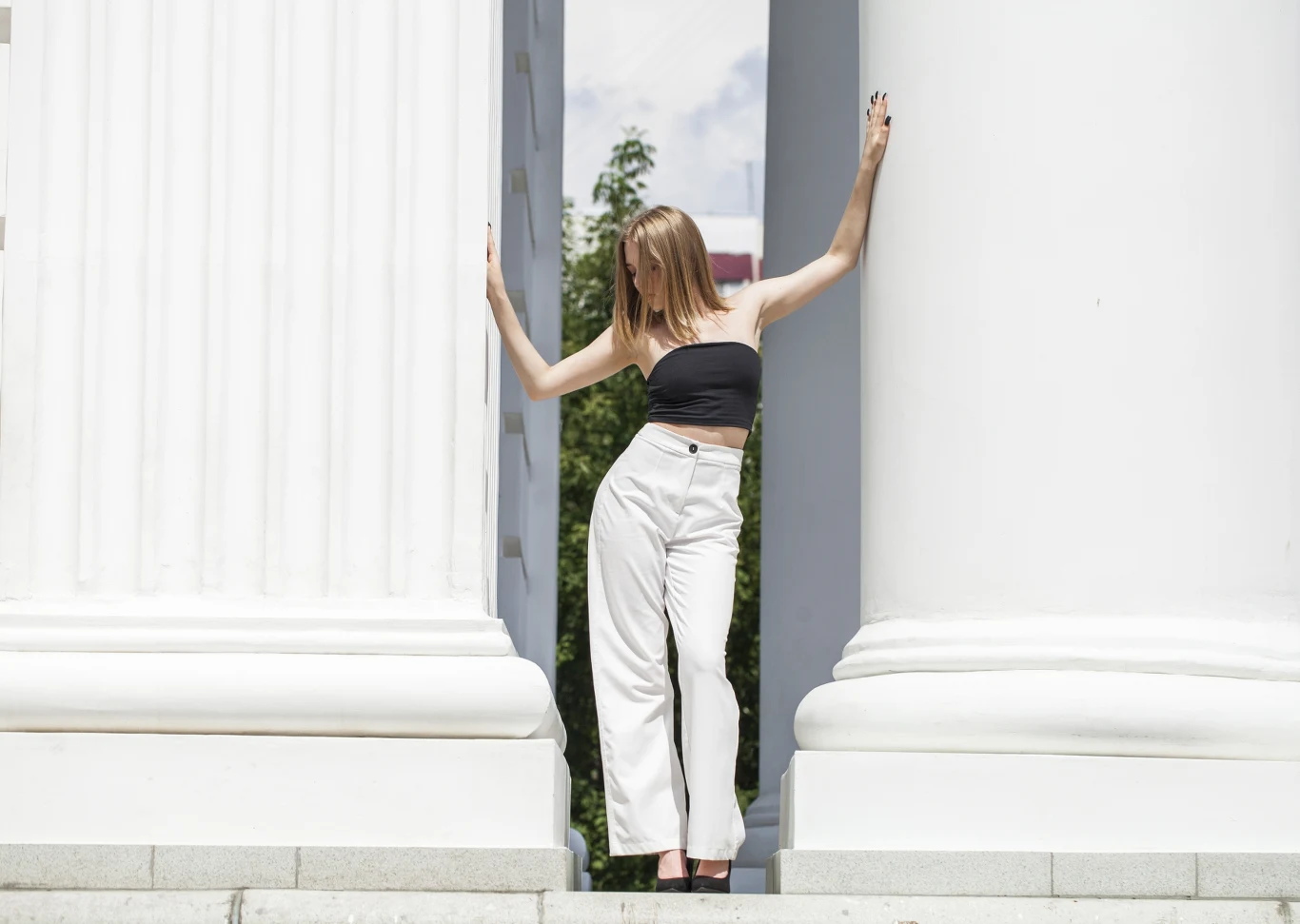 Białe jeansy cechuje uniwersalność. Można z nimi tworzyć niezliczone stylizacje. 