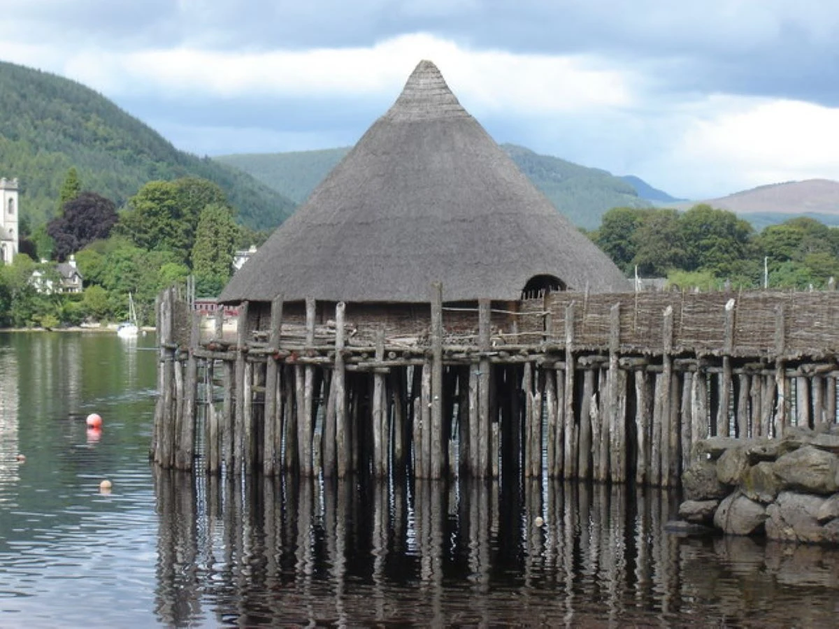 Zrekonstruowany kranog to położony na wyspie budynek o okrągłej konstrukcji, kryty strzechą, stoi na drewnianych palach wystających z jeziora.