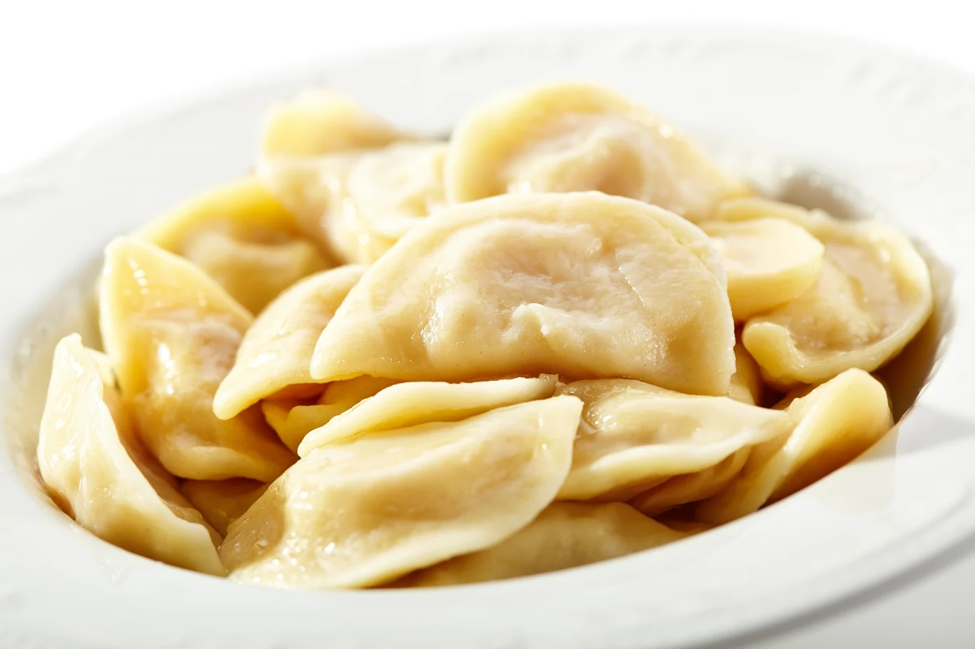 Pierogi z nadzieniem jabłkowym posmakują każdemu. Sprawdzą się zarówno na obiad, jak i deser.