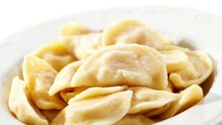 Pierogi z nadzieniem jabłkowym posmakują każdemu. Sprawdzą się zarówno na obiad, jak i deser.