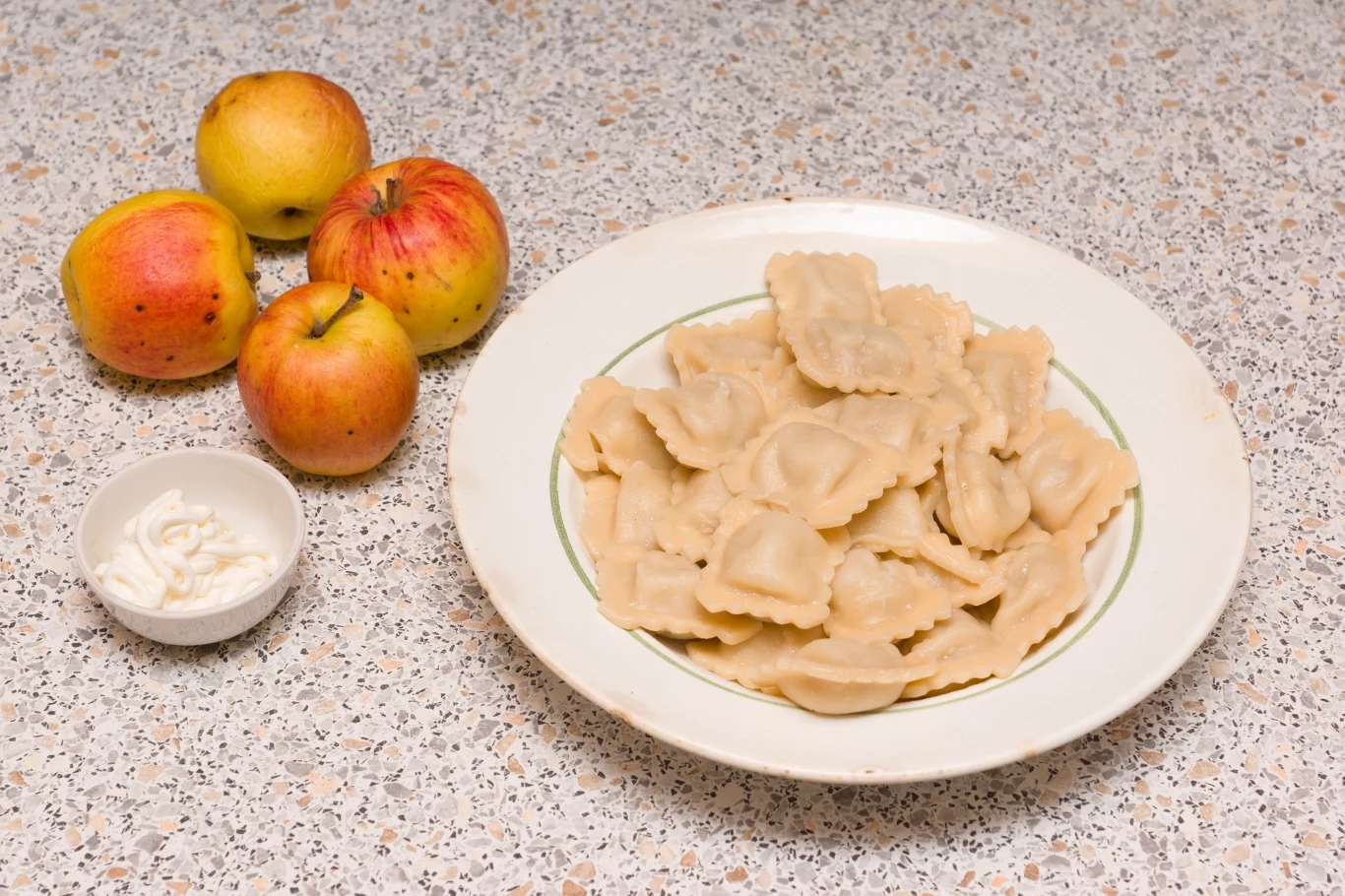 Pierogi z farszem jabłkowym można jeść przez cały rok. Dobrze smakują na ciepło oraz na zimno. 