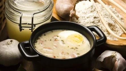 Magda Gessler dodaje do żurku także grzyby.