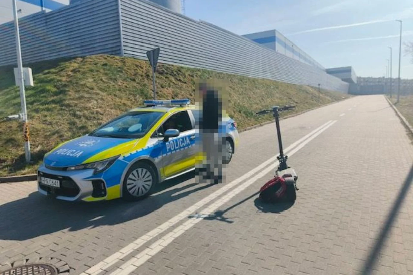 Policja zatrzymała do kontroli mężczyznę, który jechał zbyt szybko hulajnogą elektryczną.
