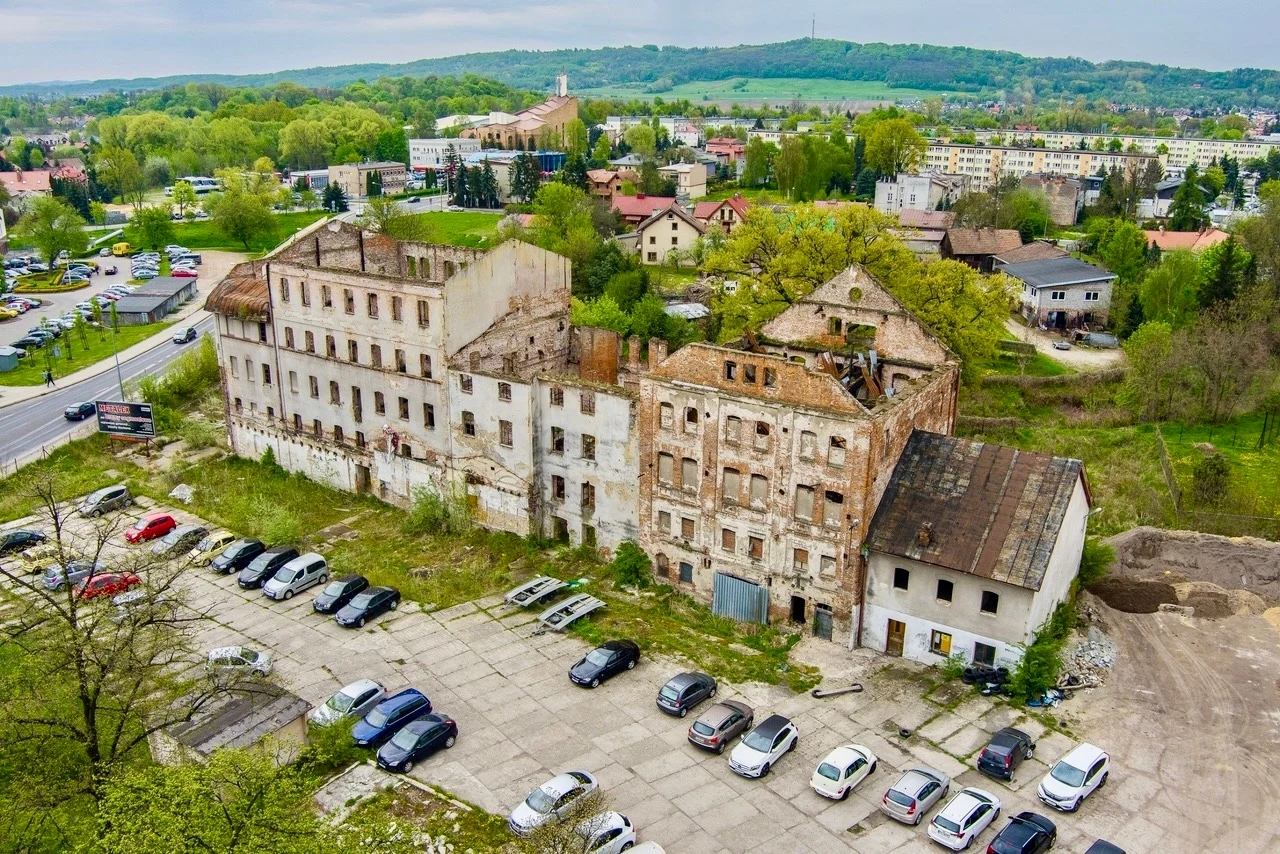 W zabytkowym kompleksie dwukrotnie wybuchł pożar. Arche zrewitalizuje Młyn Szancera, zamieniając go w hotel - "jak Feniks Z Popiołów". W zabytkowym kompleksie dwukrotnie wybuchł pożar. Arche zrewitalizuje Młyn Szancera, zamieniając go w hotel - "jak Feniks Z Popiołów".