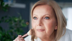 Chcesz odmłodzić twarz i ukryć drobne zmarszczki? Ten puder jest najlepszy dla 50-tek 