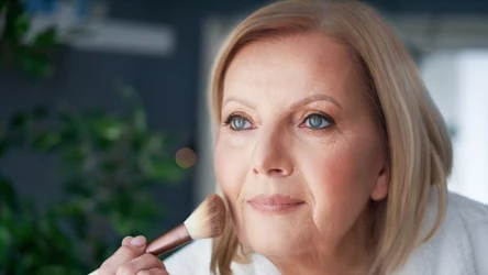 Puder dla kobiet po 50-tce powinien wygładzać i nawilżać skórę. Jaki jest najlepszym wyborem?