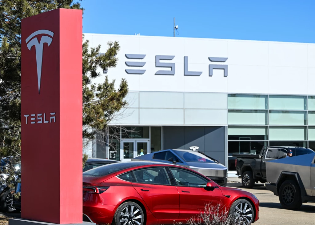 Tesla musi zapłacić 242,5 mln dolarów odszkodowania. Tesla musi zapłacić 242,5 mln dolarów odszkodowania.
