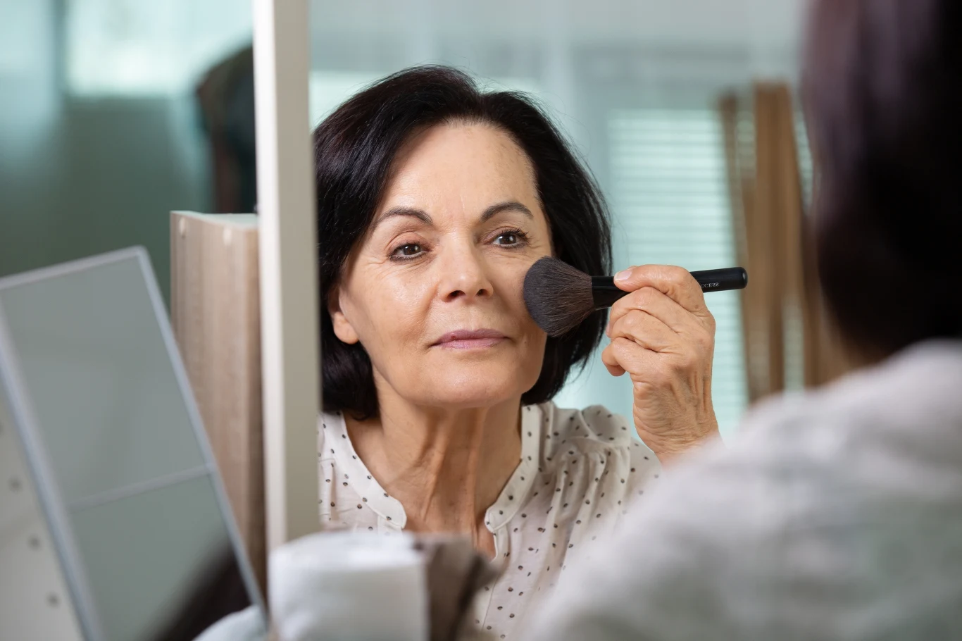 Puder satynowy to dobry wybór do cery dojrzałej. Dzięki niemu skóra wygląda na wypoczętą i świeżą. Puder satynowy to dobry wybór do cery dojrzałej. Dzięki niemu skóra wygląda na wypoczętą i świeżą.