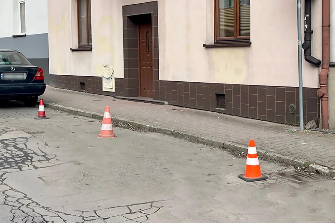 Blokowanie miejsc parkingowych. Czy to legalne? Policja odpowiada Blokowanie miejsc parkingowych. Czy to legalne? Policja odpowiada