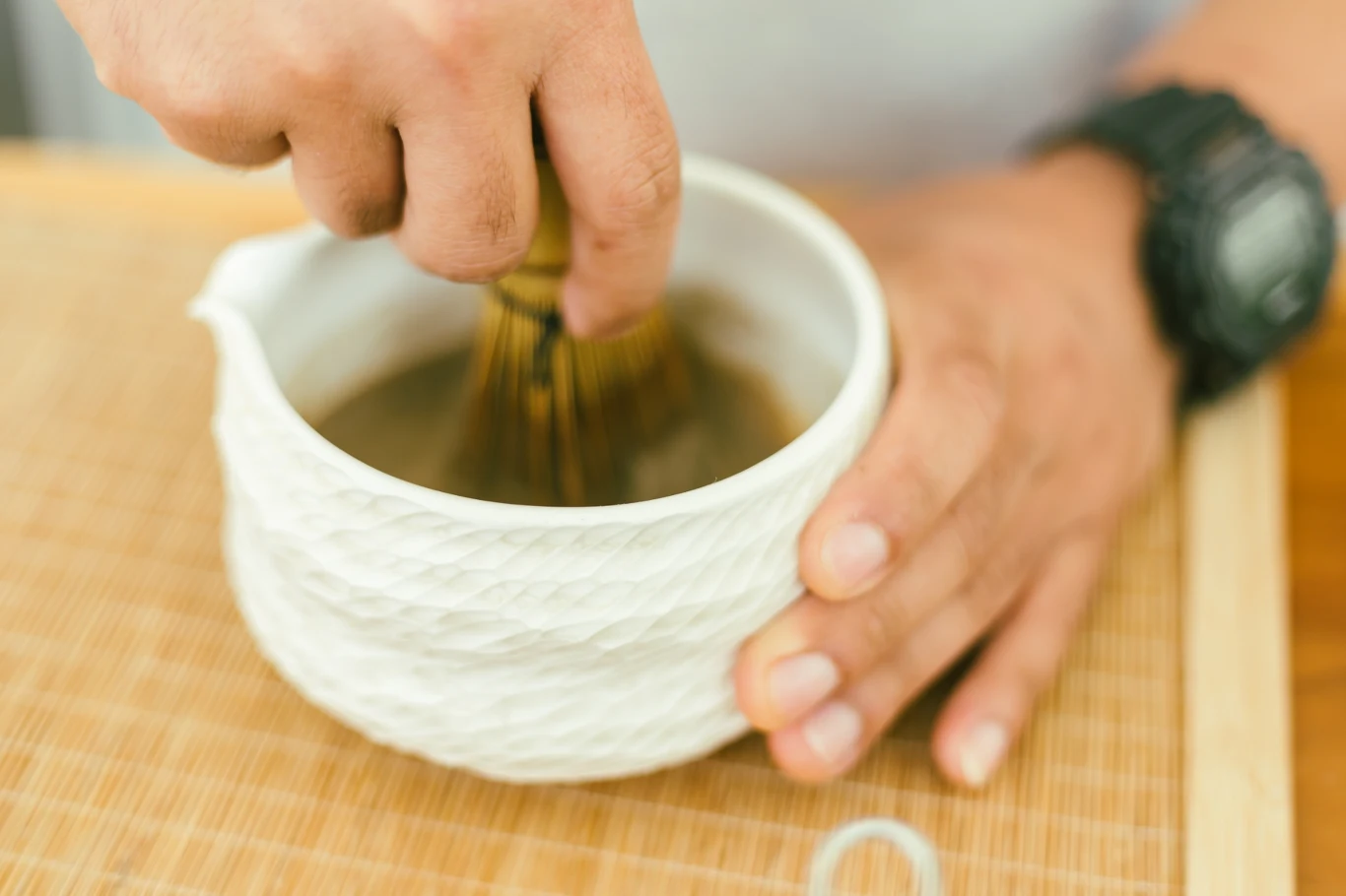 Hojicha, która stanowi bazę hojicha latte, to prażona zielona herbata