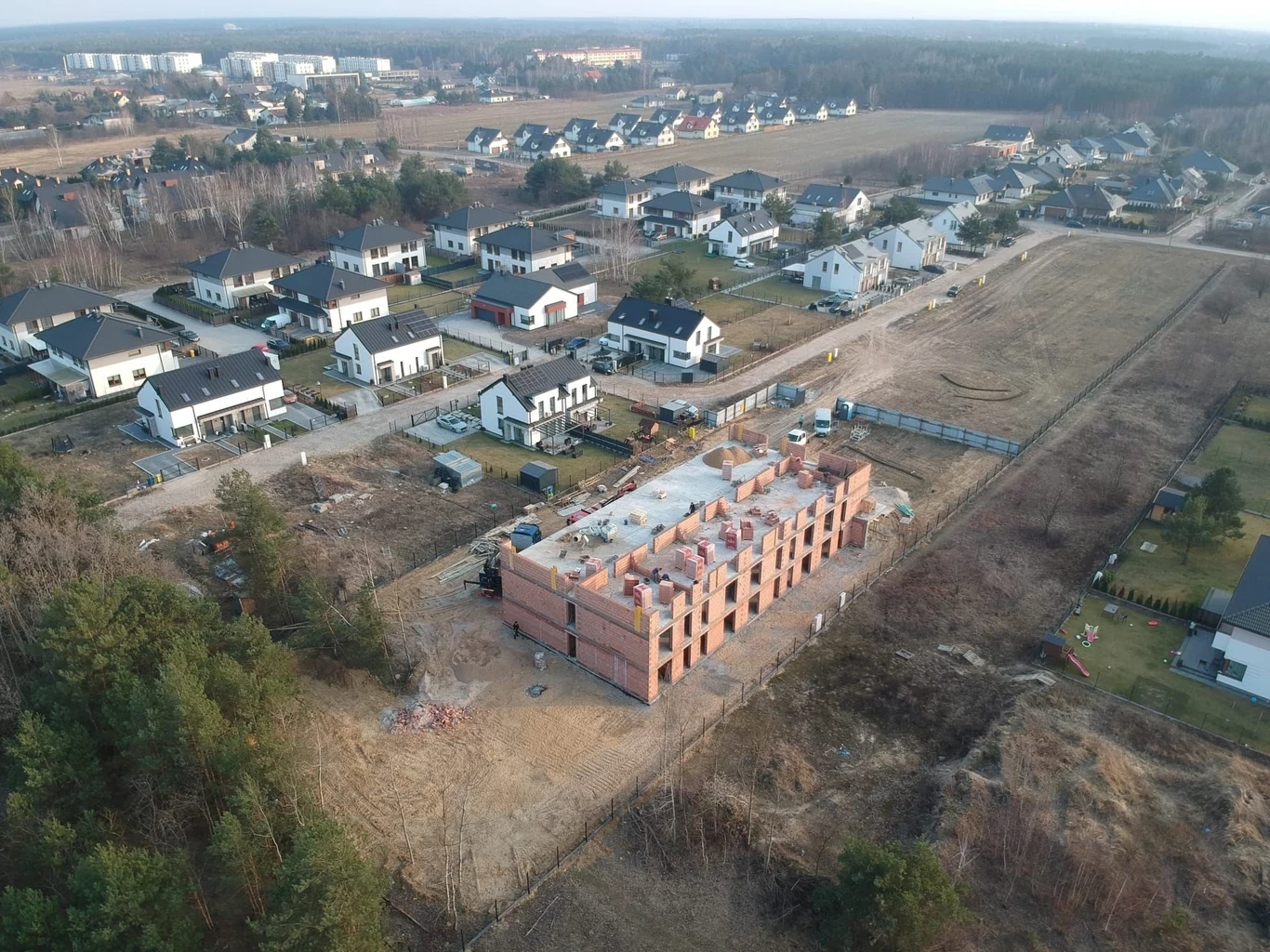 Powstający budynek znacząco różni się od okolicznych zabudowań