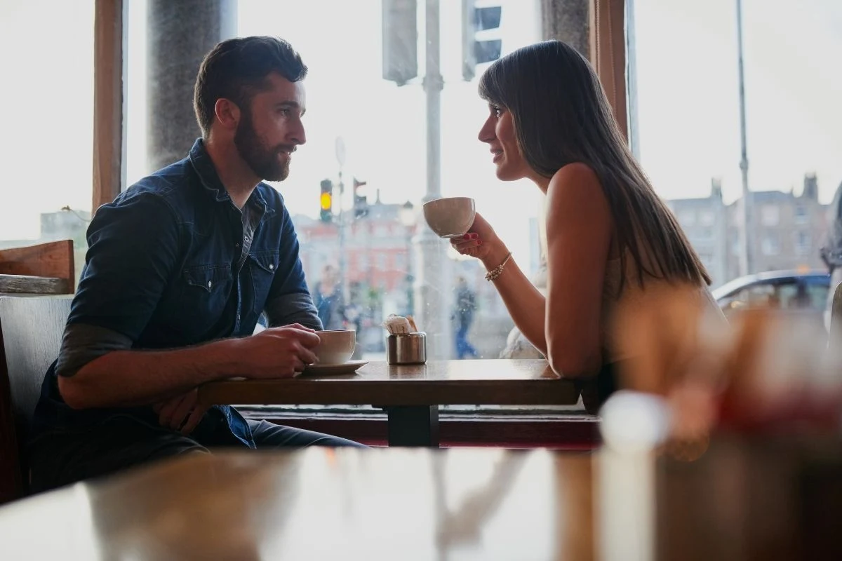 Spotkania z osobami poznanymi na aplikacjach randkowych często mocno weryfikują nasze wyobrażenia