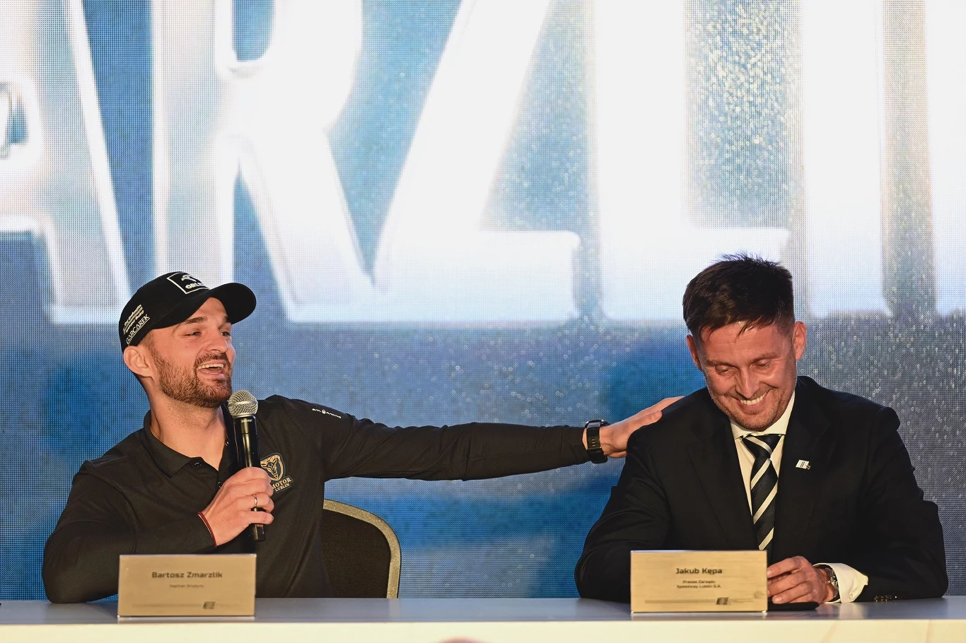 Bartosz Zmarzlik z prezesem Jakubem Kępą. Żarty po ogłoszeniu kontraktu na 2026. Bartosz Zmarzlik z prezesem Jakubem Kępą. Żarty po ogłoszeniu kontraktu na 2026.