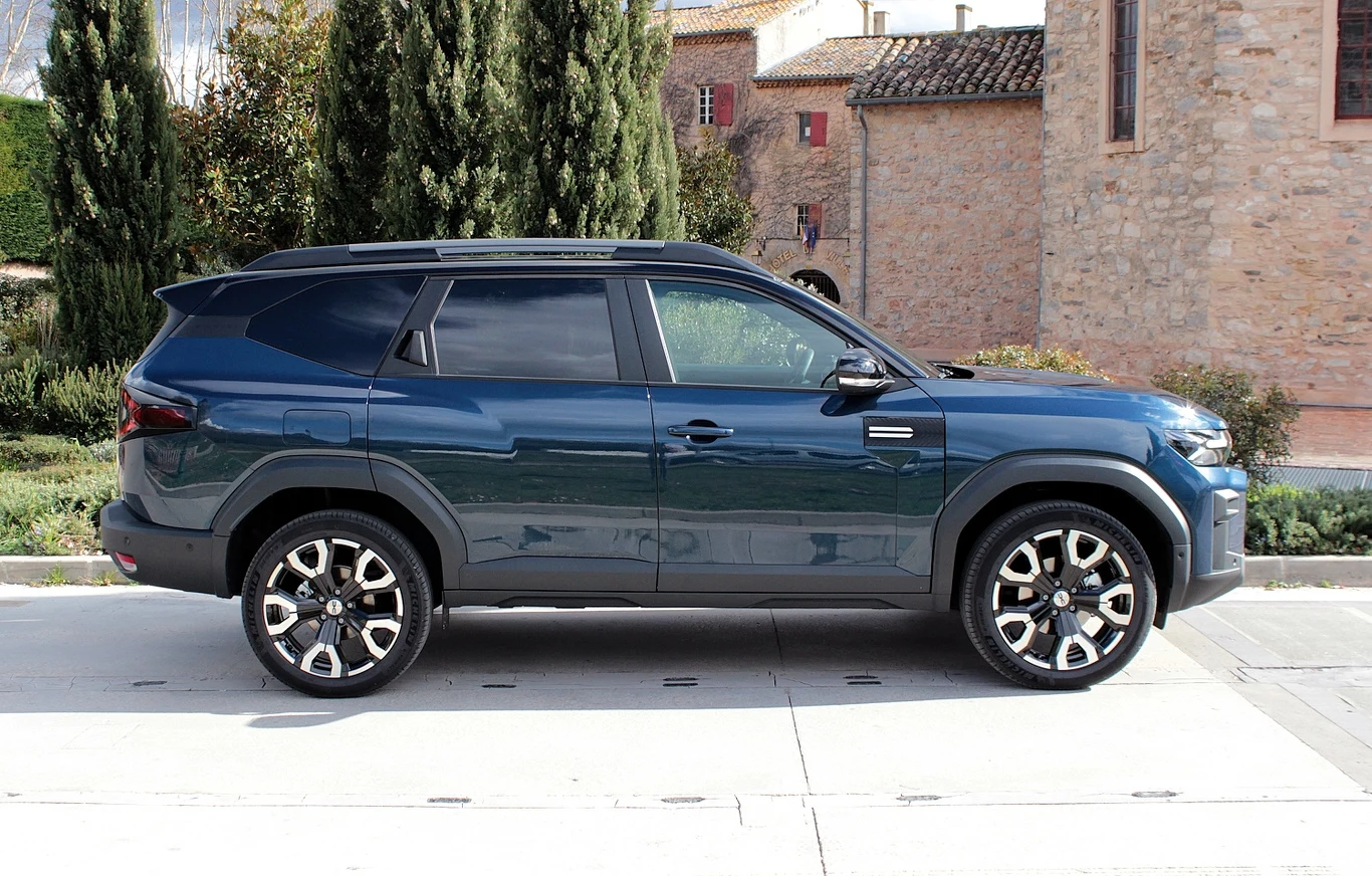 Dacia Bigster jest o 23 cm dłuższa niż Dacia Duster. O 4 cm wydłużył się rozstaw osi