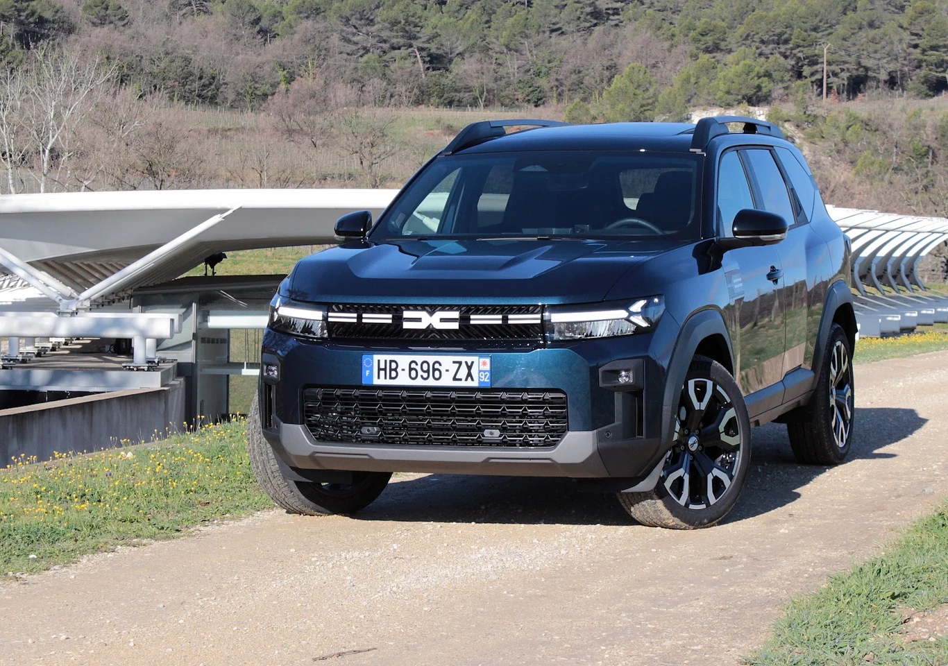 Dacia Bigster nie sprawia wrażenia rozciągniętego Dustera. Stylistom udało się zachować przyjemne dla oka proporcje