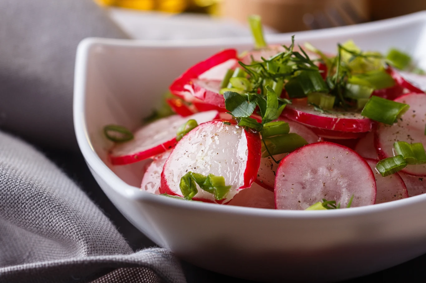 Surówka z rzodkiewki to smakowity i aromatyczny dodatek do obiadu. Jak ją przygotować?