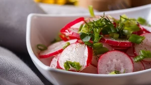 Mało kto zna tę surówkę. Jest banalnie prosta i idealna do wiosennego obiadu 