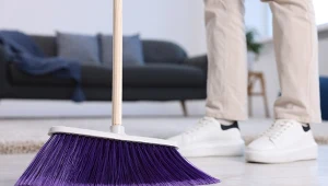 Tak szybko wyczyścisz miotłę. Wystarczy, że wieczorem posypiesz ją tym, a rano będzie, jak nowa